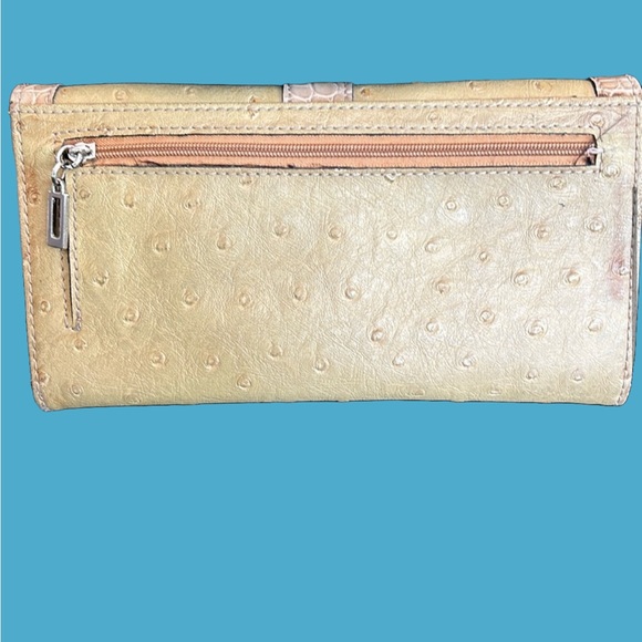 Women’s Guess leather wallet. - Picture 4 of 12